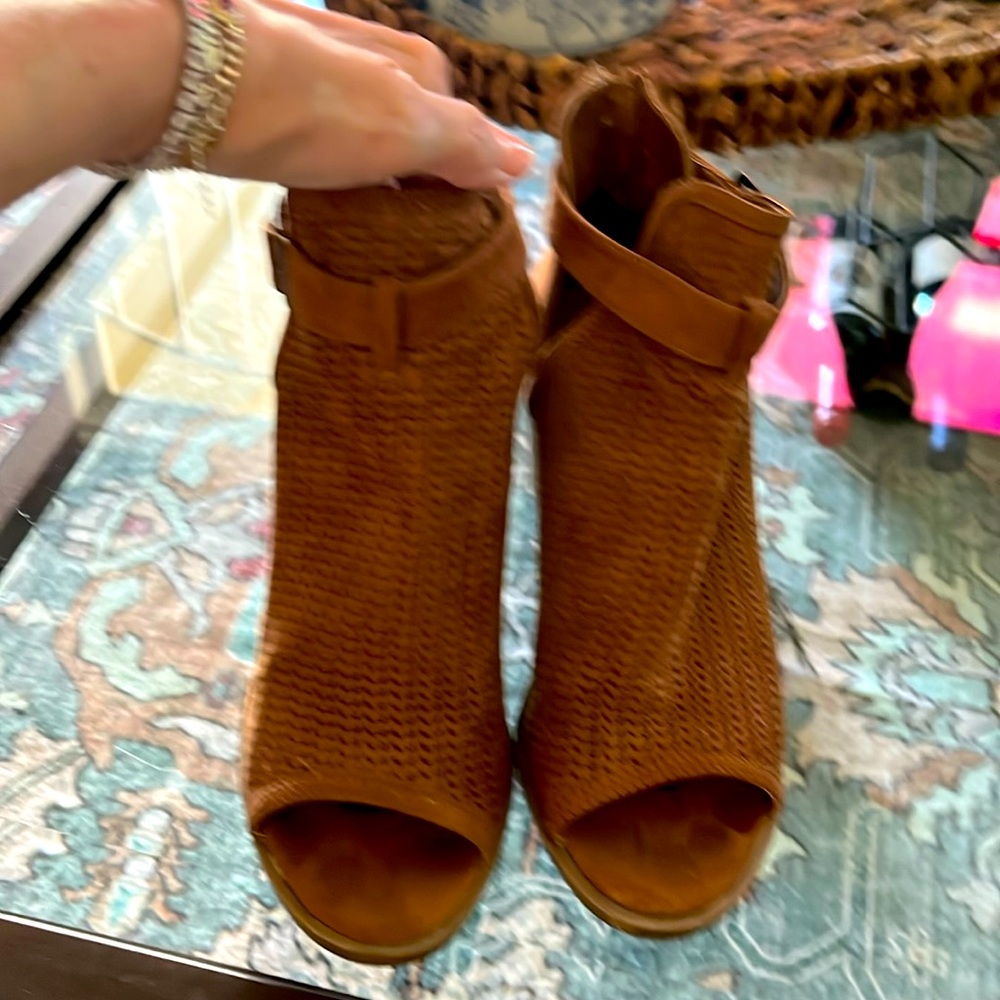 Well made suede ankle boots 😊👍🏽